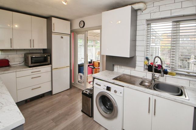 10, Langley Court, Glossop photo 3