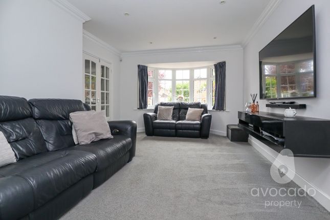 15 Claydon Gardens, Blackwater, Hampshire photo 2