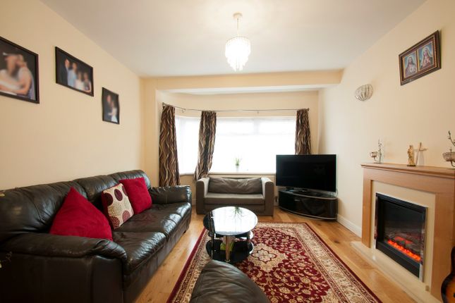 Terraced house for sale in Cornwall Avenue, Slough