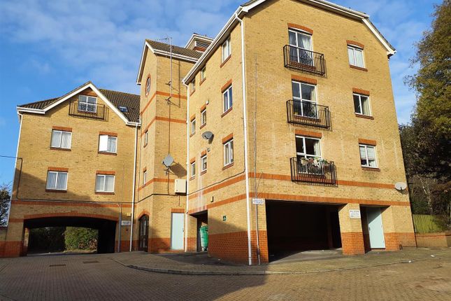 Thumbnail Flat to rent in Mallow Close, Cosham, Portsmouth
