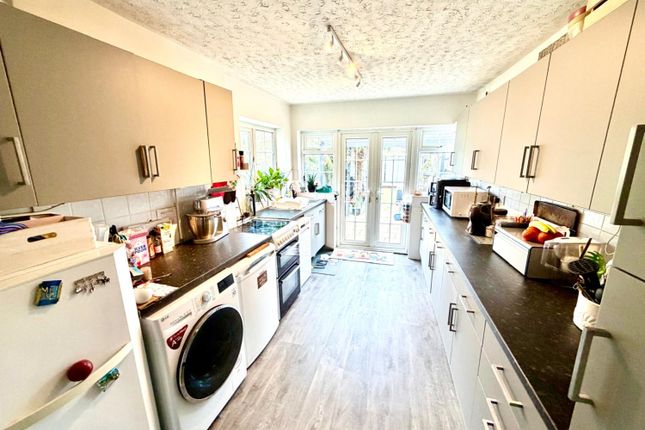 105, Warwick Avenue, Egham photo 5