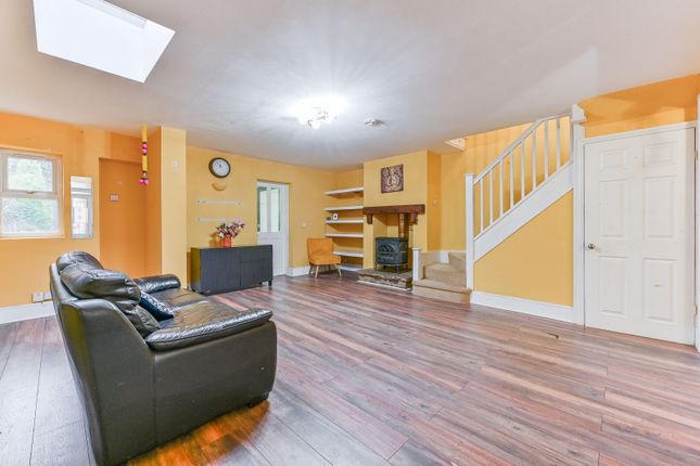 3-bed terraced on Alfred Road, Sutton, £2,500/mo