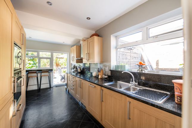 106 Nutfield Road, Redhill photo 4