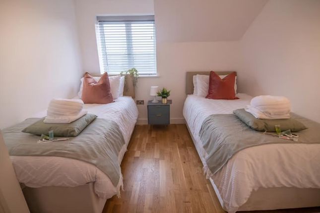 Flat to rent in Hermitage Close, London