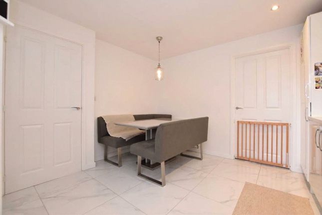 8, Calla Grove, Leeds photo 4