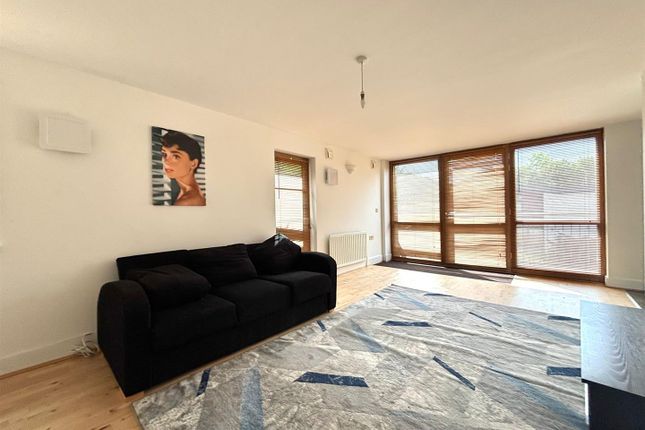 Flat 8, Lorcan Court, West Drayton photo 2
