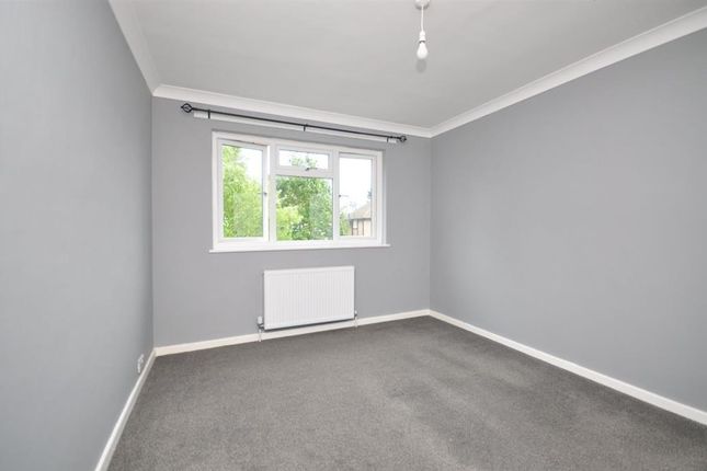 Thumbnail Maisonette for sale in Victoria Close, Horley, Surrey