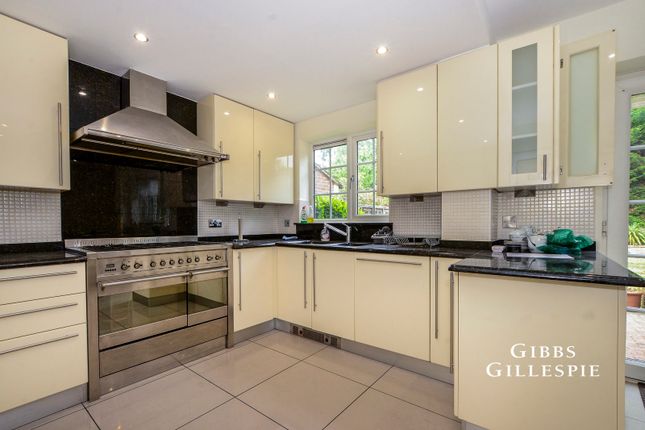 8, White Craig Close, Pinner photo 3