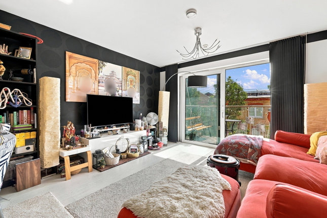 Flat 5, London photo 2