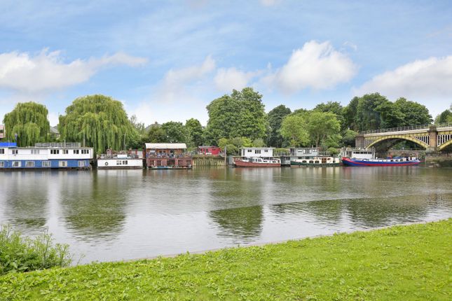 Ducks Walk, Twickenham TW1, 4 bedroom houseboat for sale ...
