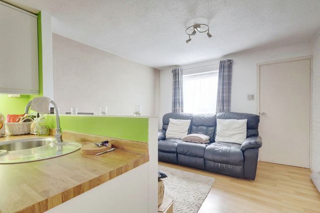 Flat to rent in Moreland Road, Wickford