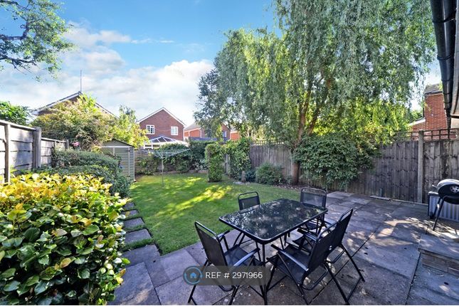 Wingfield Close, New Haw, Addlestone photo 3