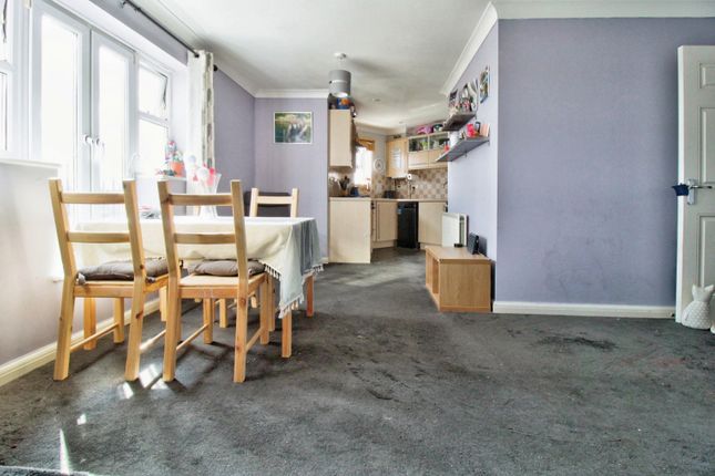 Flat for sale in Paignton Close, Romford