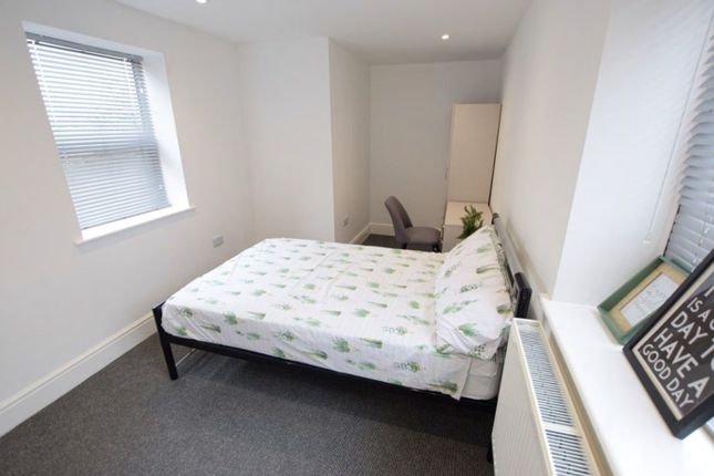 A Spacious And Tidy Double Bedroom With Good Natur...