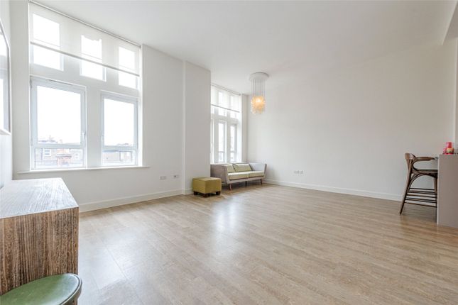 Thumbnail Flat to rent in Glengall Road, London
