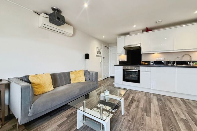1-bed flat on 2, Stratfield House, 265, High Street, Berkshire, £150,000