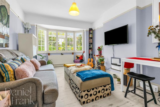 4 Crescent View, High Road, Loughton photo 2