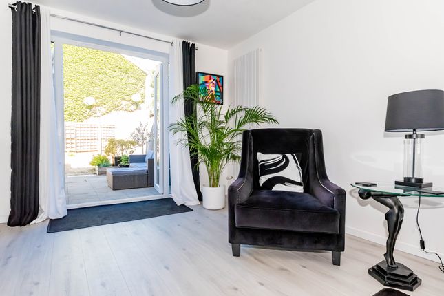 1 Hatherwood, Yateley photo 4