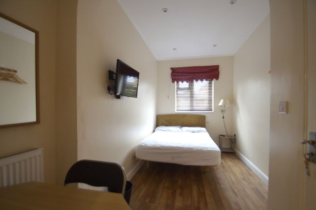 Thumbnail Room to rent in Pinglestone Close, Harmondsworth, West Drayton
