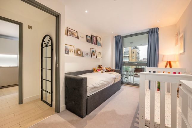 Flat to rent in Canalside Square, Angel Wharf