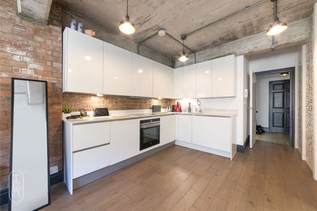Flat for sale in Wapping Lane, London
