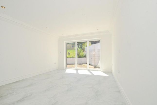 20a Woodley Hill, Waterside, Chesham photo 2