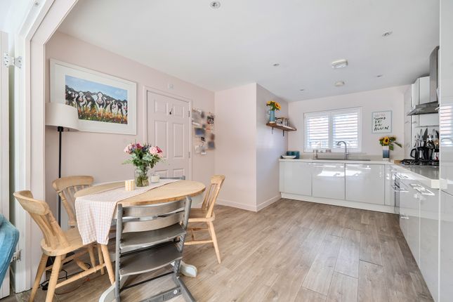 3, Somerset Close, Godalming photo 3