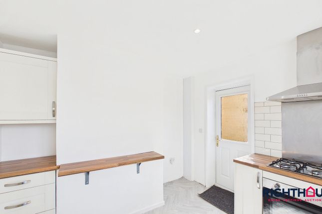 15 Clifton Crescent, Wakefield photo 5