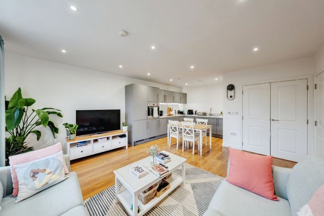 Flat 17, 31, Mahindra Way, London photo 4