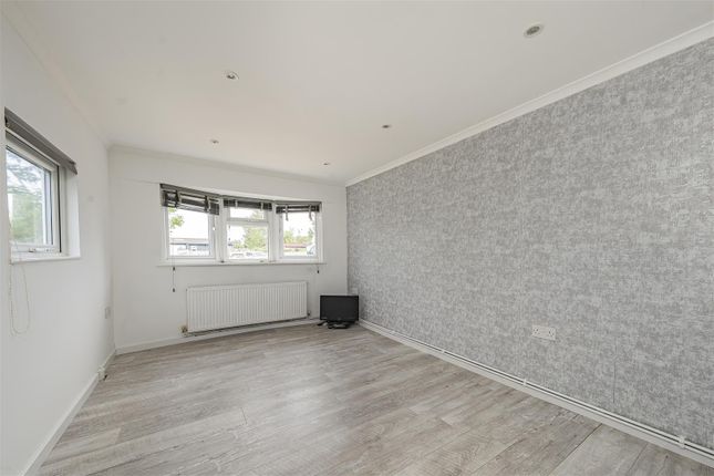 11A Central Way, Cranbourne Hall Park, Windsor photo 3