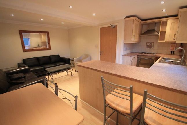 Flat to rent in Moira Place, Roath, Cardiff