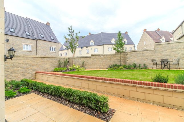 Flat to rent in Buttercross Lane, Witney, Oxfordshire