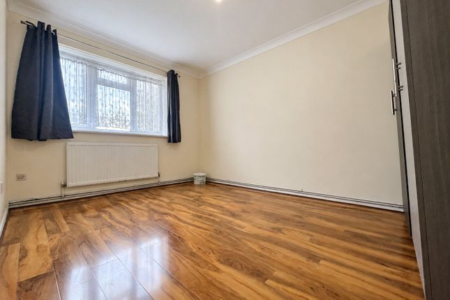 71, Evergreen Way, Greater London photo 5