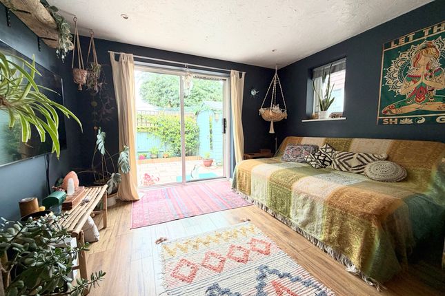 33 Haining Gardens, Camberley photo 3