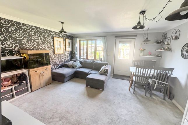 2, Peel Place Petersfield Road, Bordon photo 2
