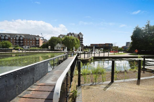 Flat to rent in Durham Wharf Drive, Brentford