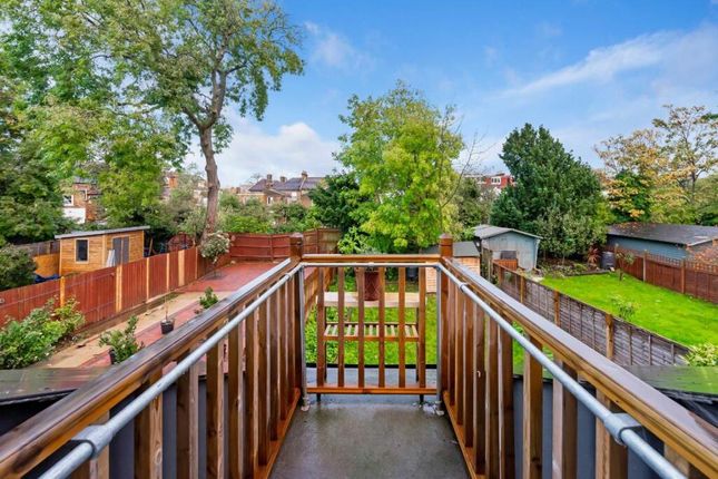 Flat B, 11, Park Avenue, Alexandra Park, London photo 3