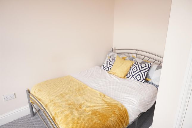 Shared accommodation to rent in Room 5, 36 Cottingham Road, Hull