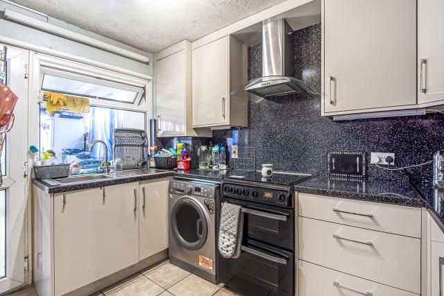 93, Barnard Crescent, Aylesbury photo 4