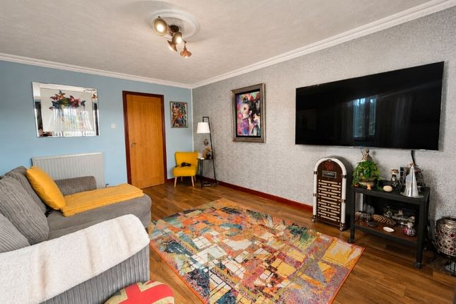 18 Beatty Court, Kirkcaldy photo 2