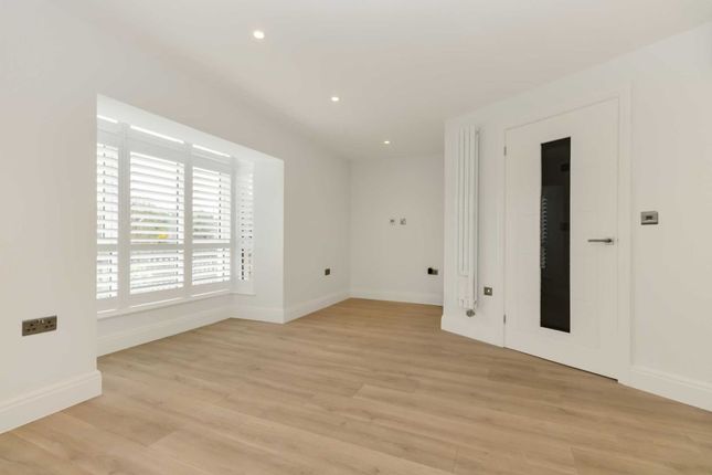 Flat to rent in Hampton Court Way, East Molesey