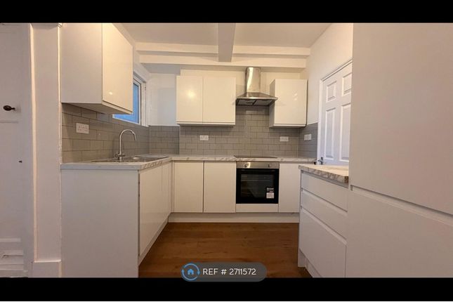 1-bed flat on Flat, Tooting High St, London, £1,700/mo