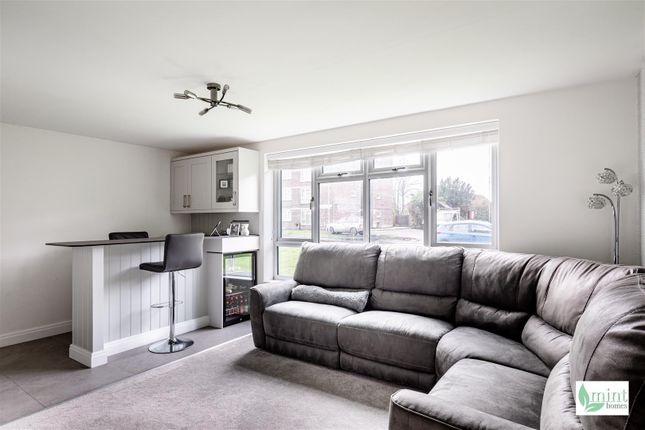 Flat 4, Southam House, Addlestone Park, Addlestone photo 3