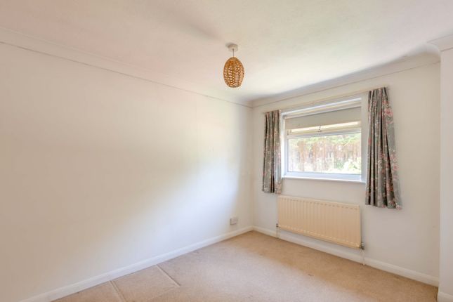 13, James Martin Close, Uxbridge photo 4