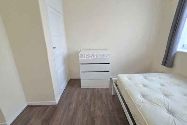 14 Thornaby House (Room 1), Canrobert Street, London photo 5