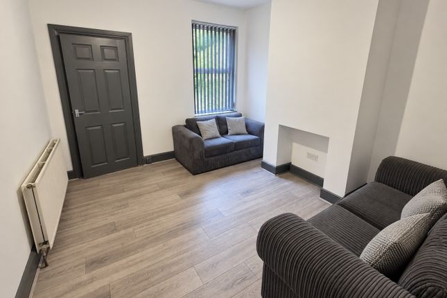 8 Strathmore Avenue, Luton, Bedfordshire photo 2