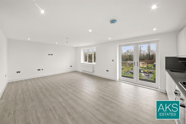 11a, Flat 1, Panhard Place, Southall photo 3