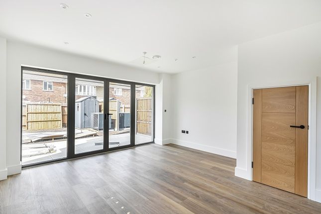 4, Ransom Close, Chessington photo 2
