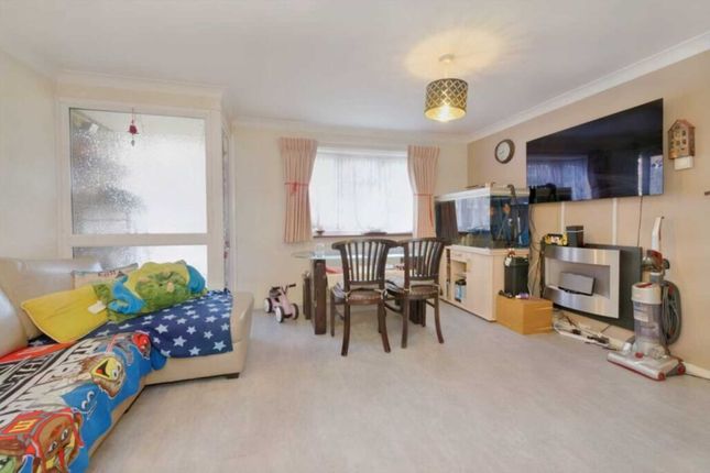 Flat to rent in Maryside, Langley