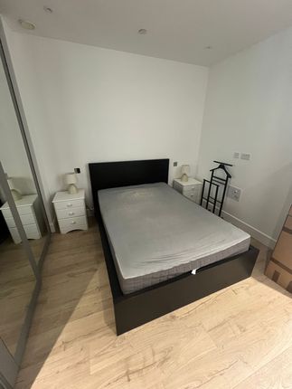 Flat to rent in Stable Walk, London
